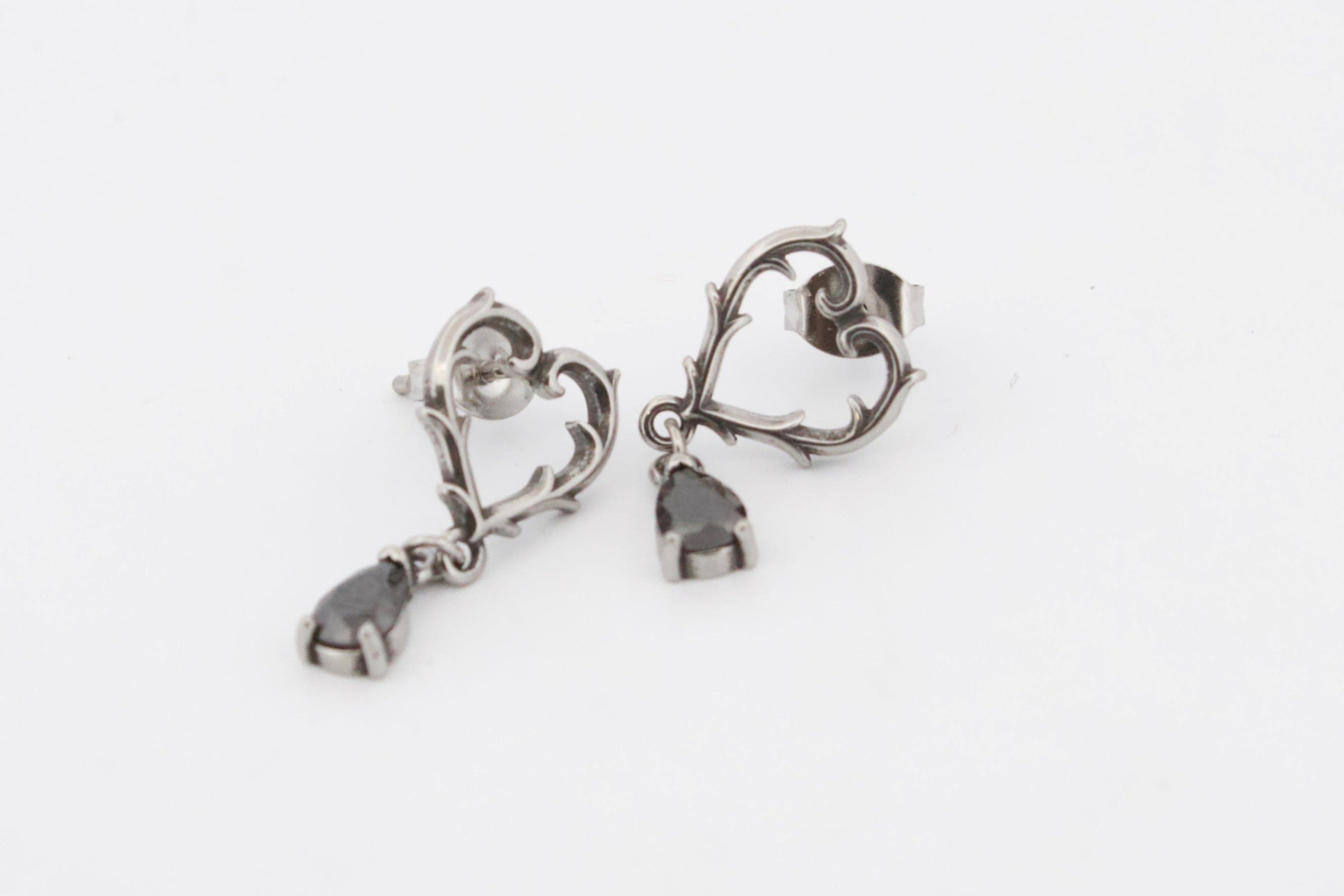 BLACK HEART GOTHIC STUD EARRINGS