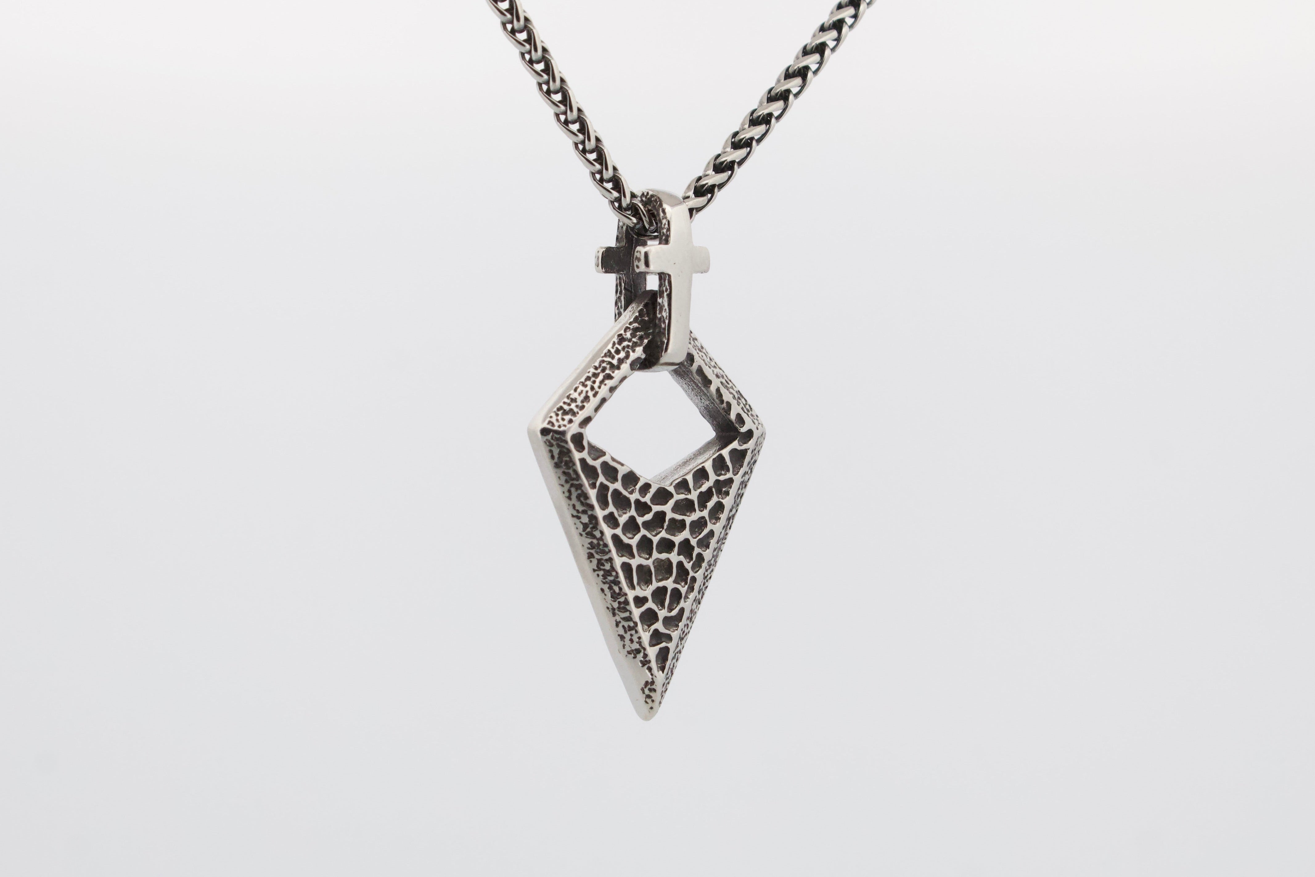 ASSAILANT PENDANT & CHAIN