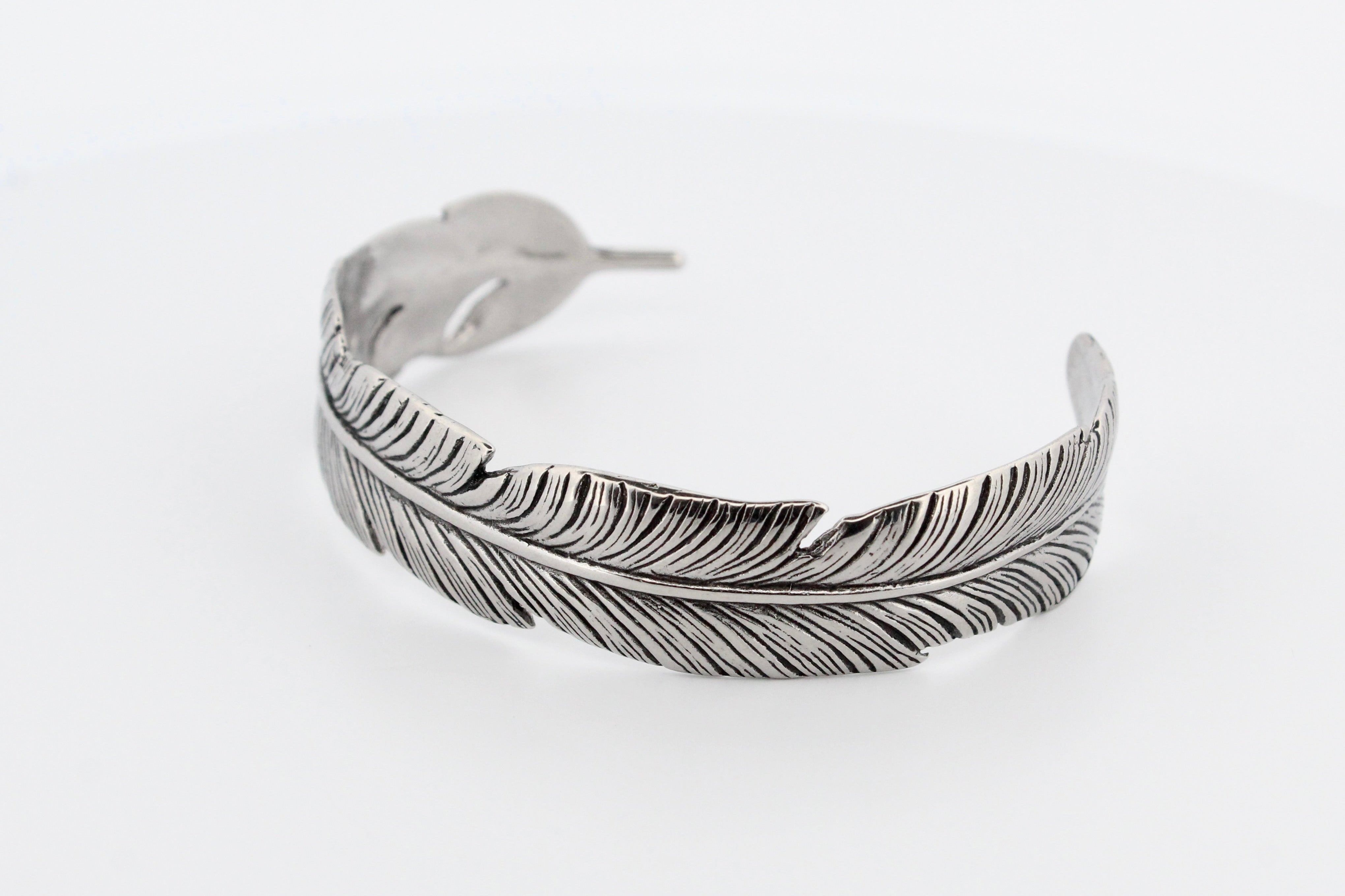 ADJUSTABLE FEATHER BANGLE