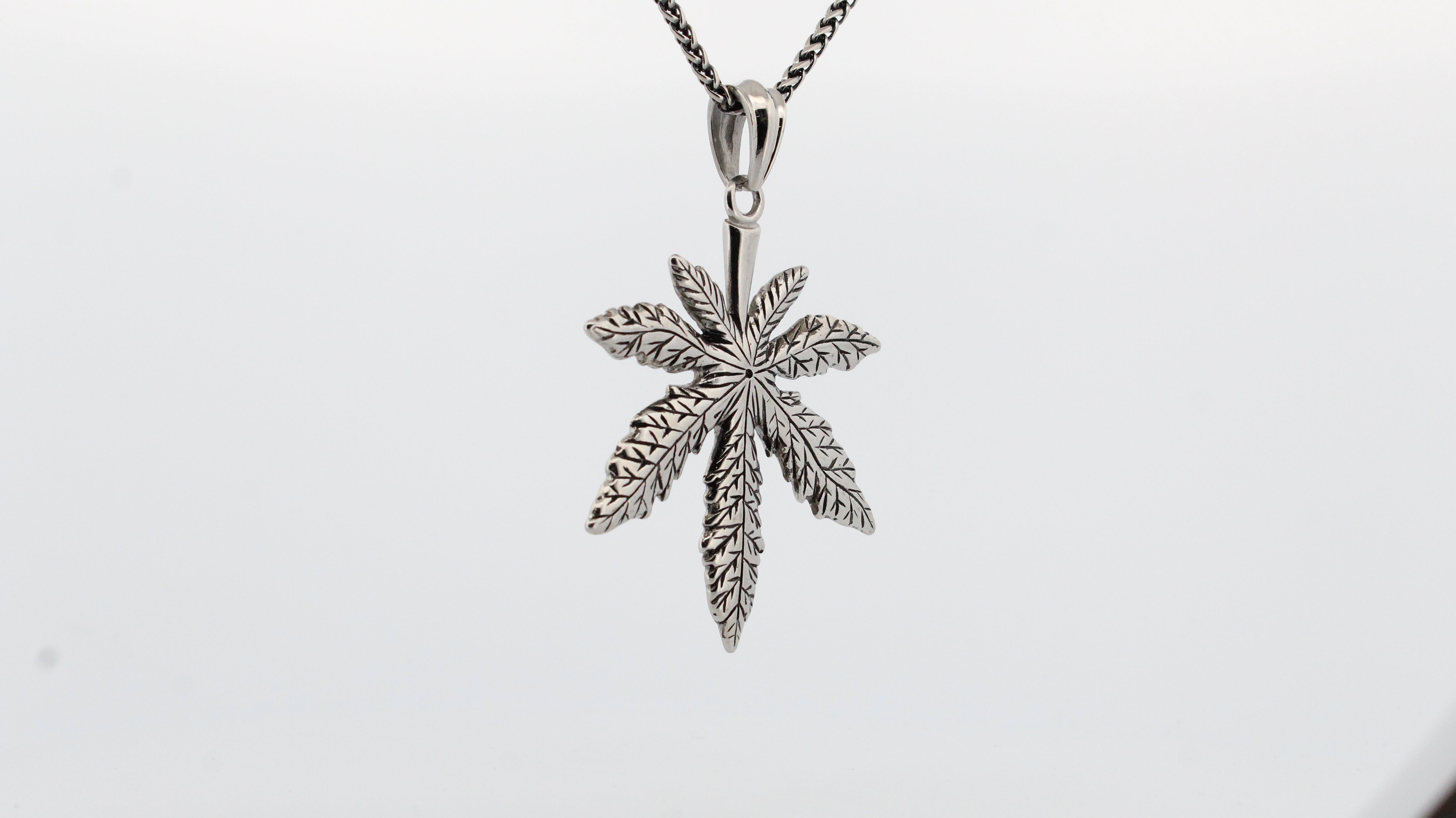 XL WEED LEAF PENDANT & CHAIN