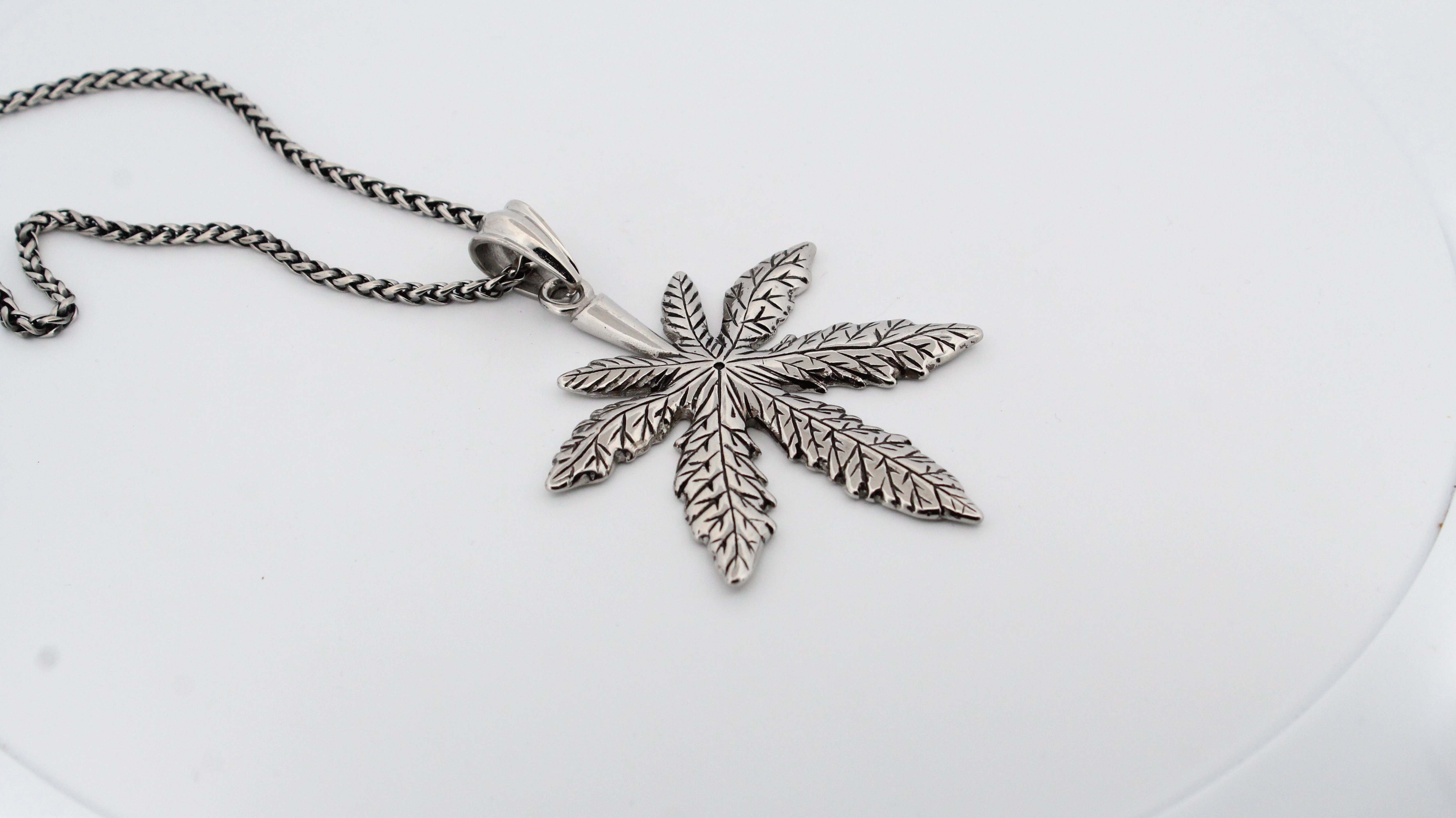XL WEED LEAF PENDANT & CHAIN