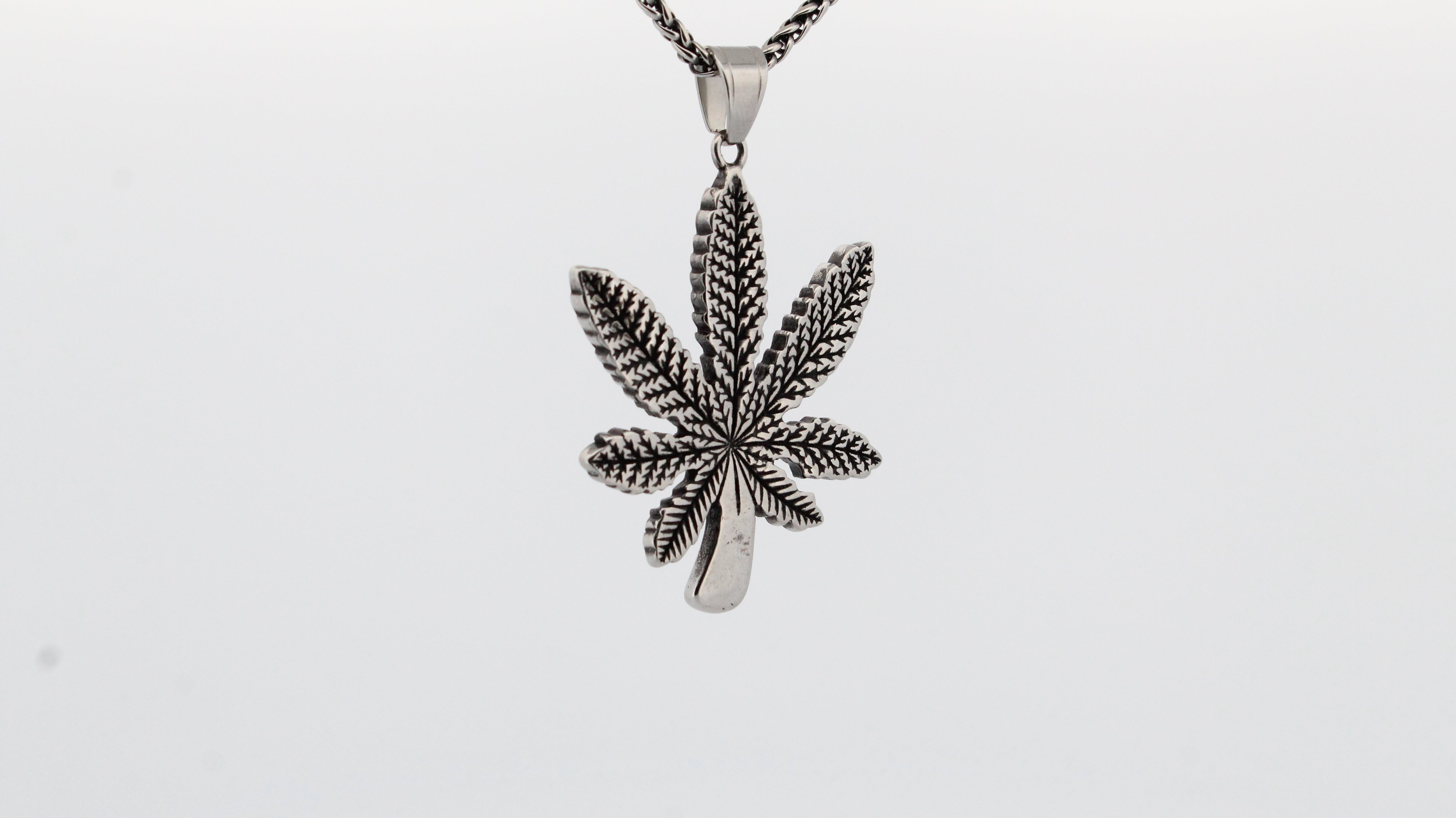 THE LEAF PENDANT & CHAIN