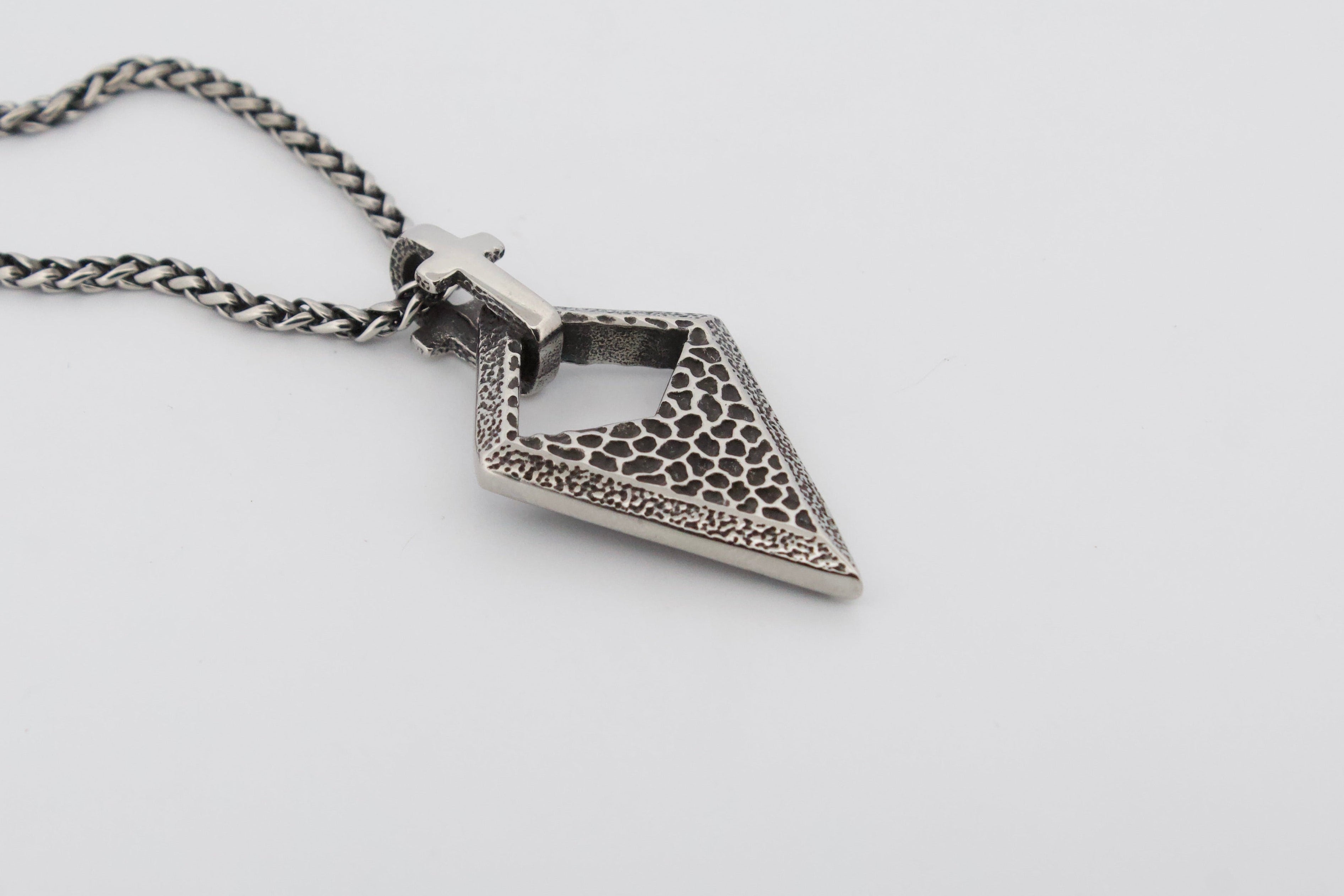 ASSAILANT PENDANT & CHAIN