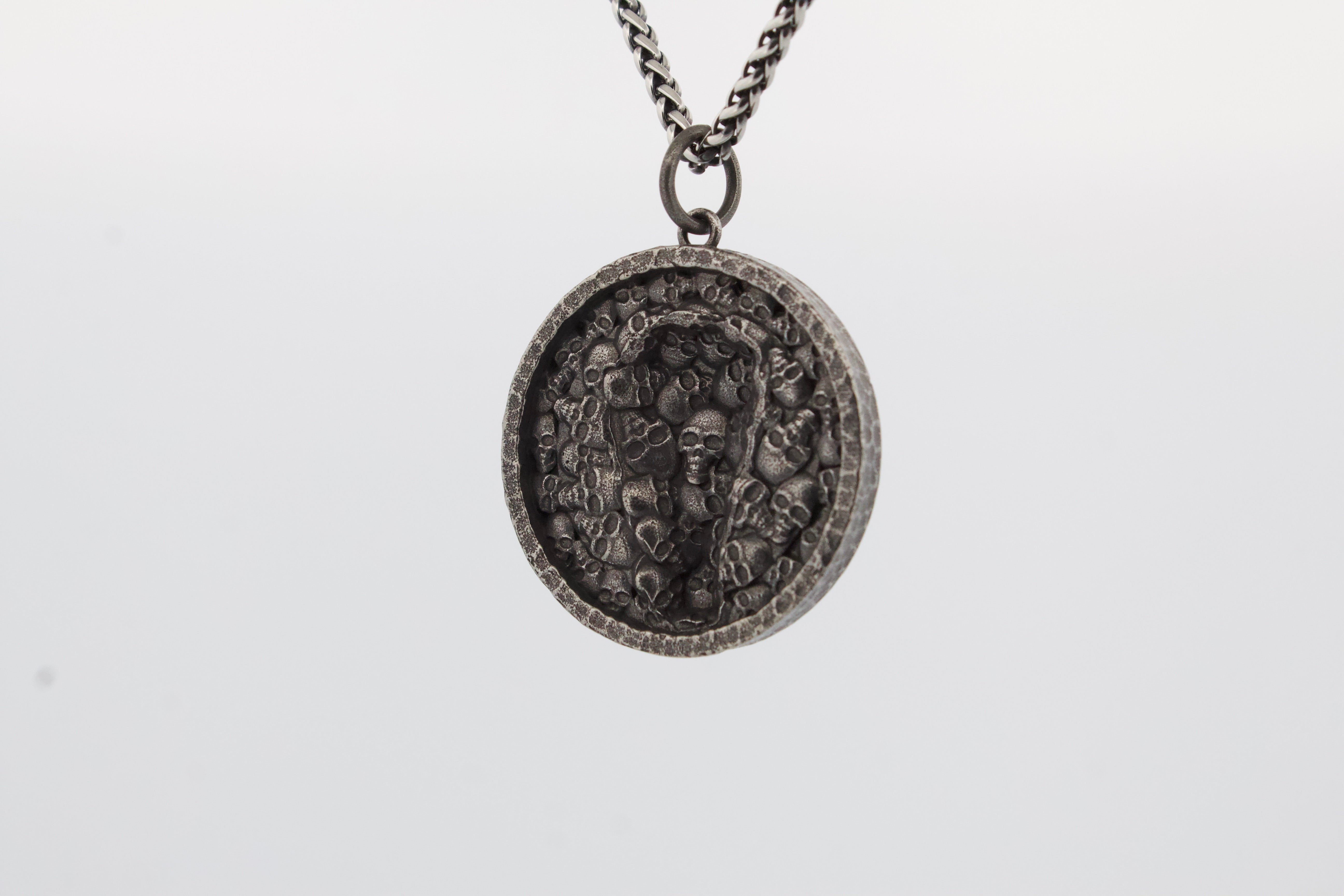 MEMENTO MORI PENDANT & CHAIN