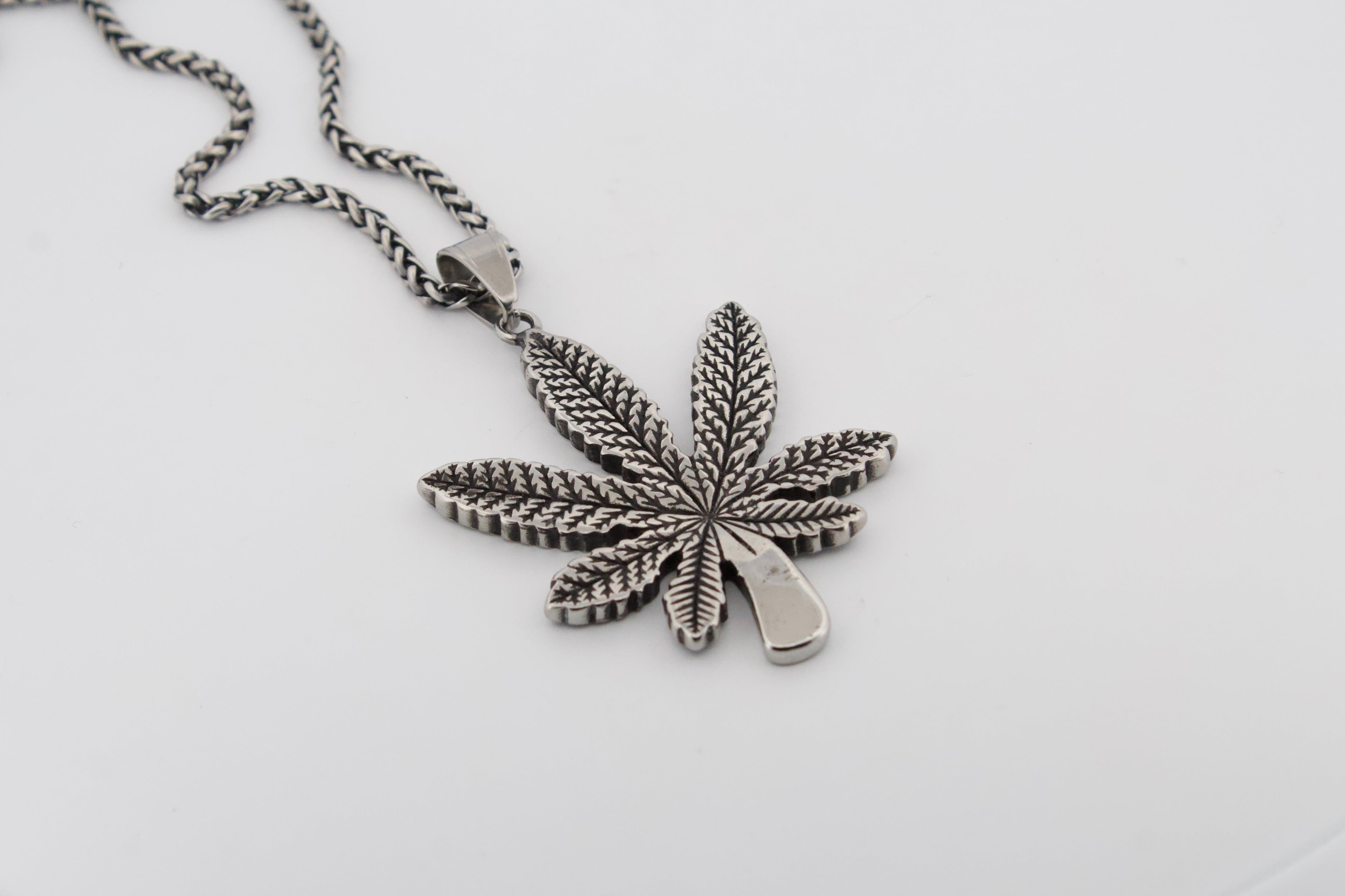 THE LEAF PENDANT & CHAIN