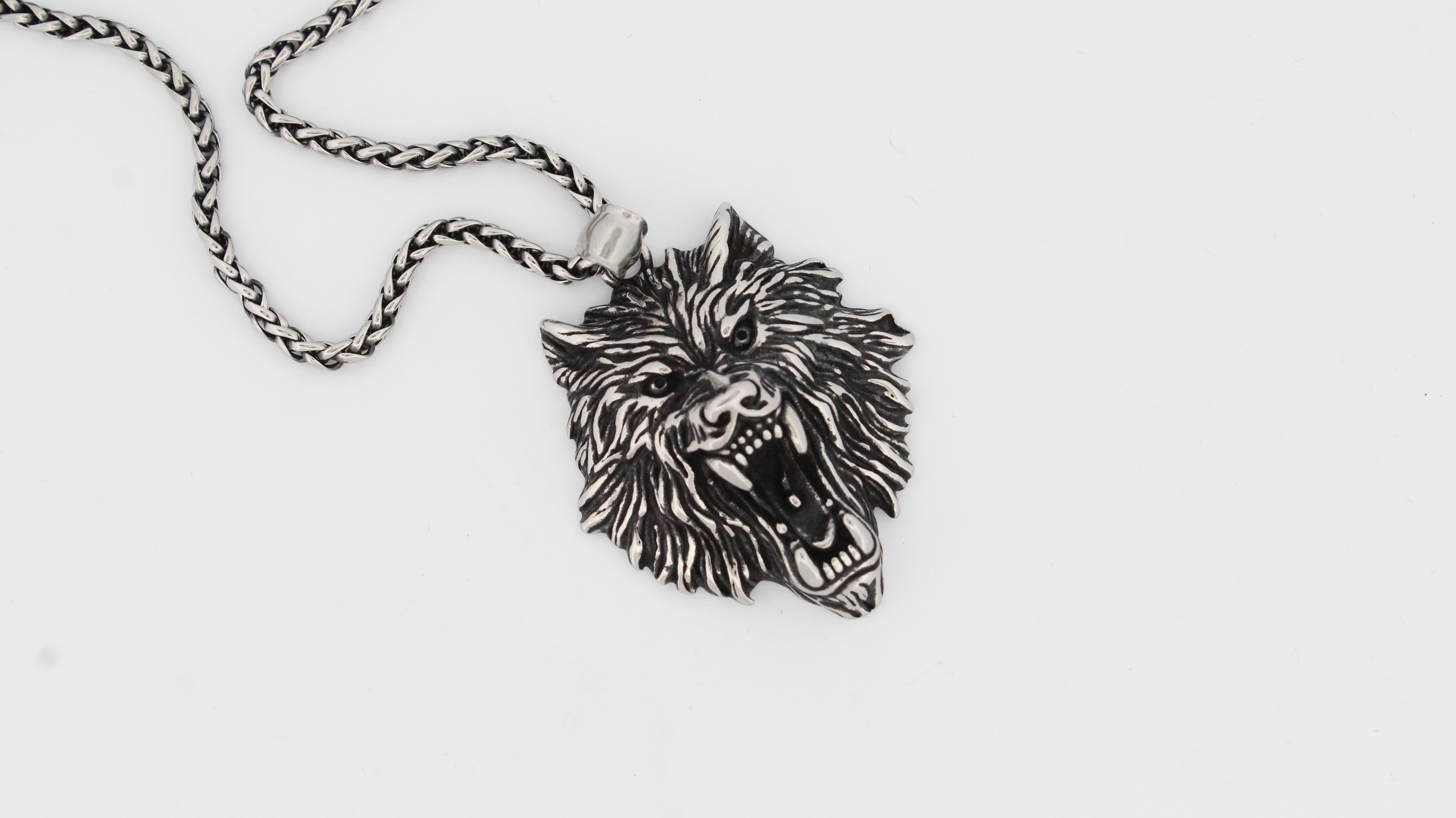 HOWL OF WAR PENDANT & CHAIN