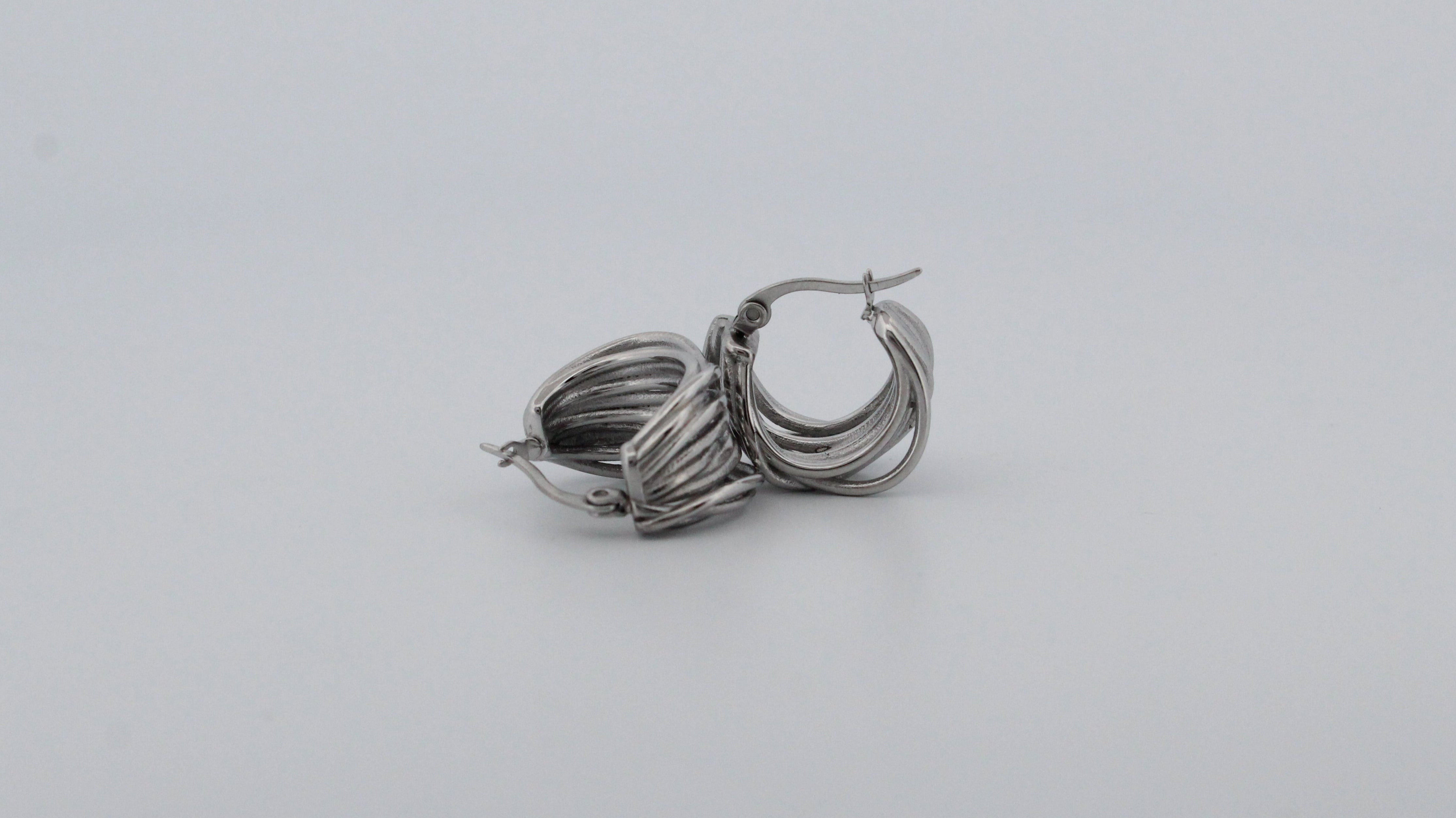 TANGLED WIRE HOOP EARRINGS