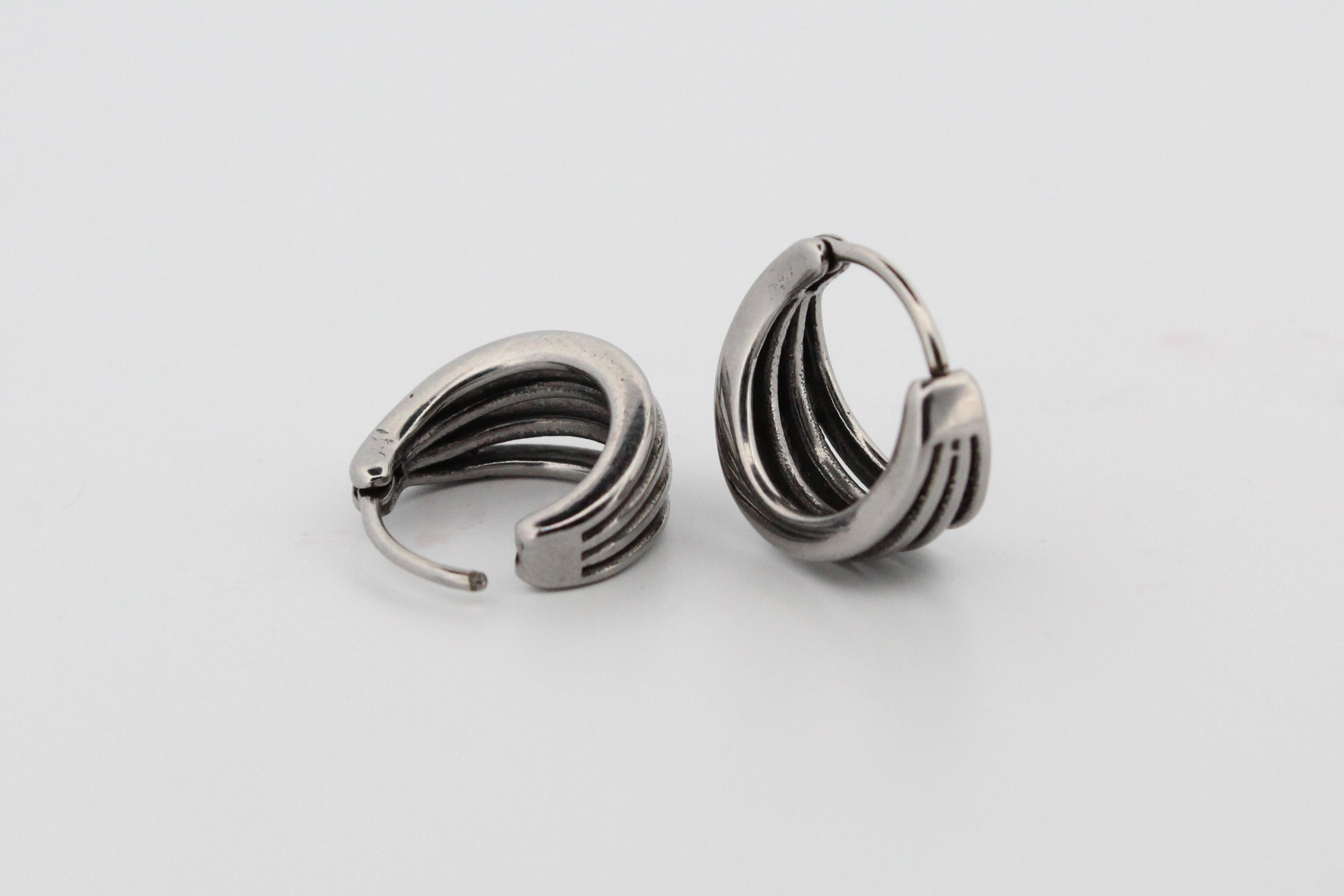 QUADRA BASKET HOOP EARRINGS