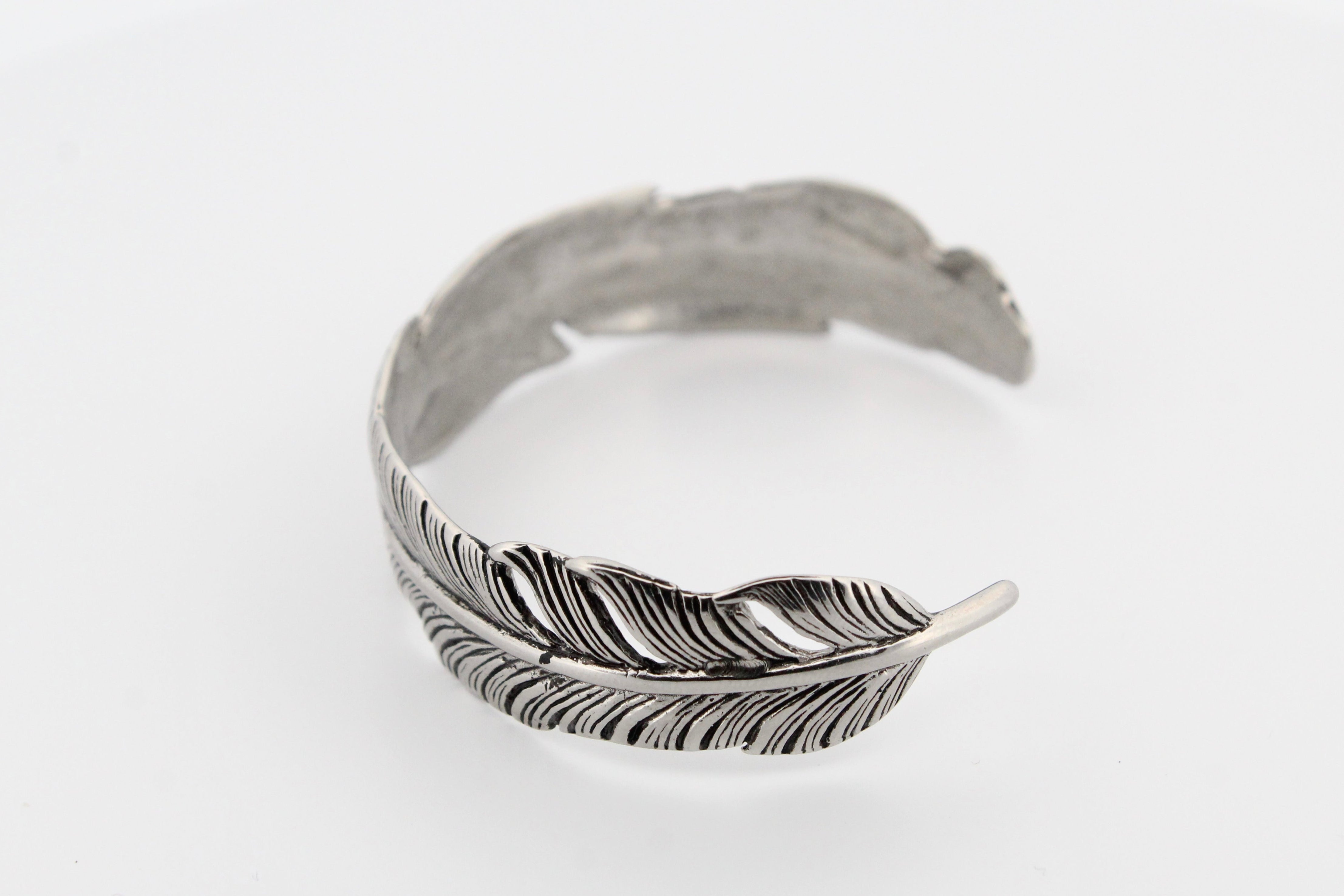 ADJUSTABLE FEATHER BANGLE